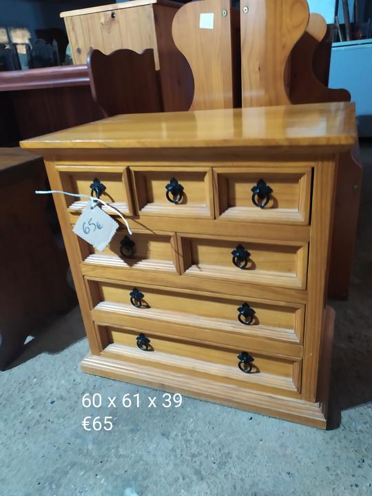 Chest of drawers €65.00