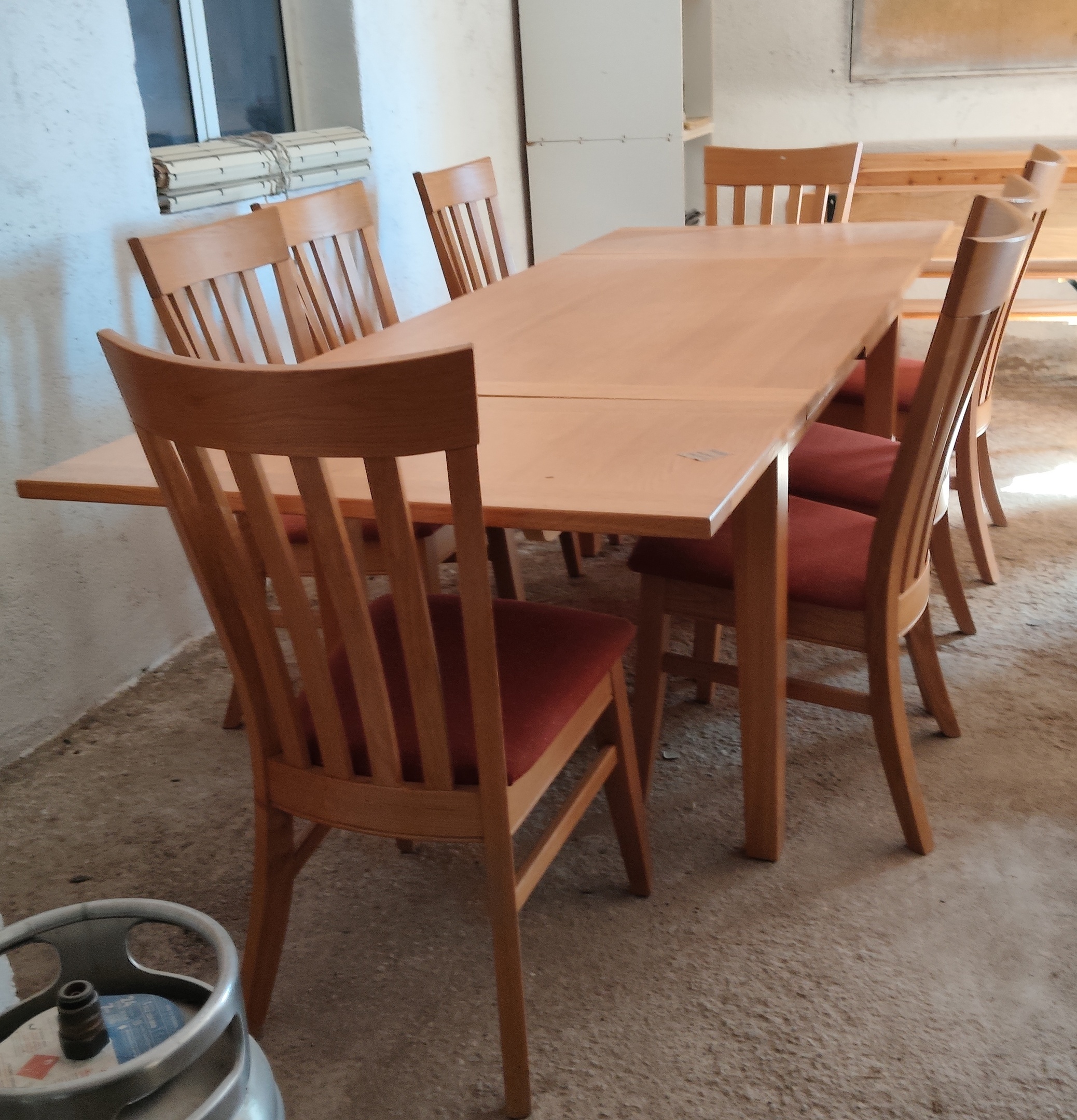 Table + 8 chairs €495