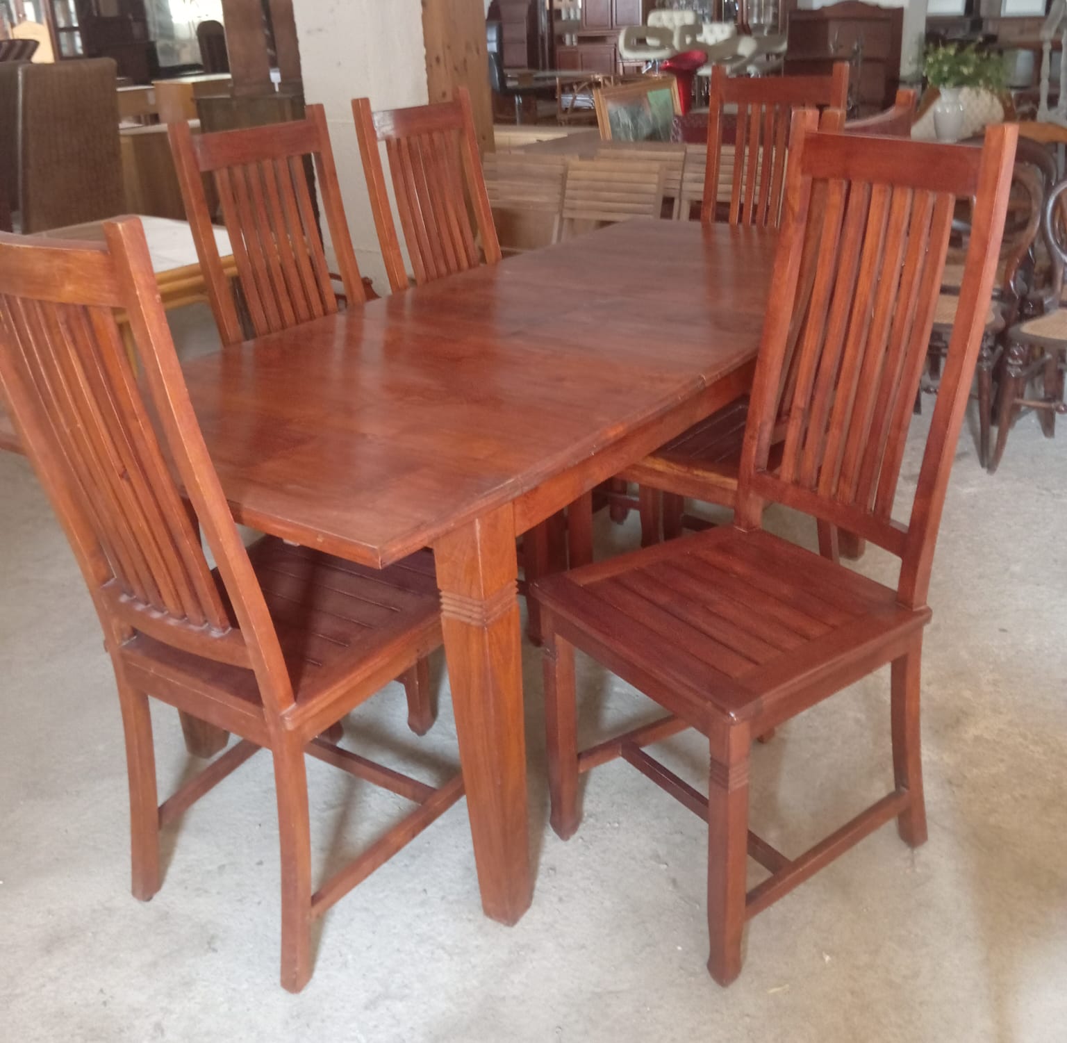 Dining table + 6 chairs / €325