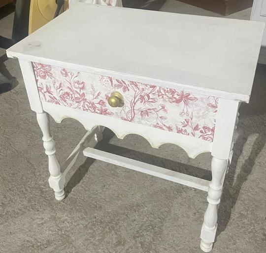 Bedside table/40€